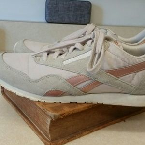 Reebok casual sneaker with rose gold detail